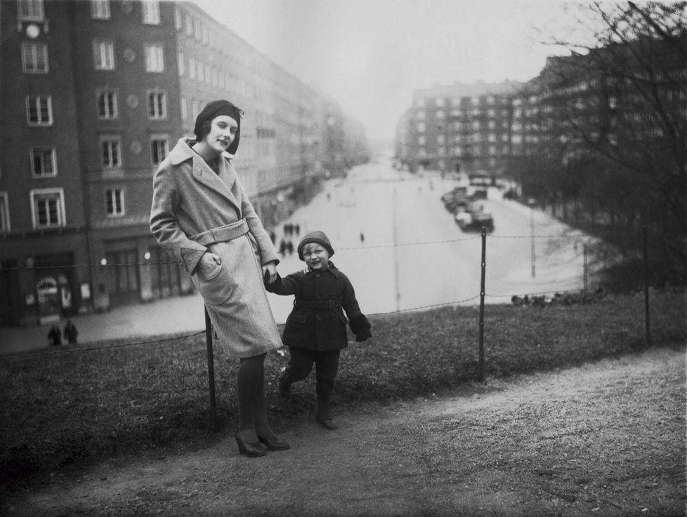 Astrid Lindgren ja hänen poikansa Lasse Tukholmassa Vasaparkenin laidalla keväällä 1930, kun Astrid on vihdoin saanut kolmevuotiaan lapsensa luokseen.