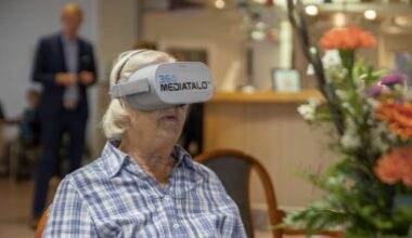 Vanhukset pääsivät kävelylle Aurajoen rantaan VR-lasien avulla – “Tuntui kuin oikealta, mutta raitis ilma puuttui”