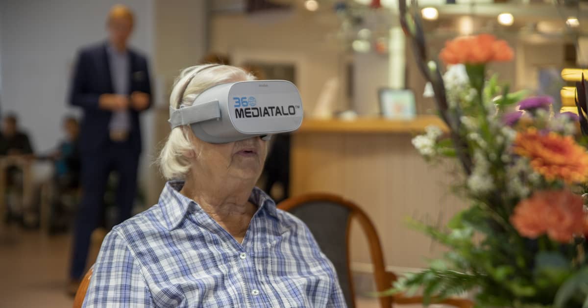 Vanhukset pääsivät kävelylle Aurajoen rantaan VR-lasien avulla – “Tuntui kuin oikealta, mutta raitis ilma puuttui”