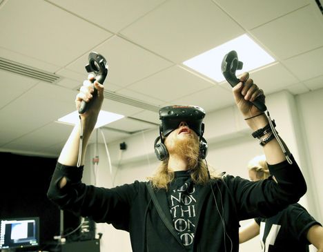 Ilta-Sanomat kokeili virtuaalitodellisuutta HTC:n Vive-laseilla.