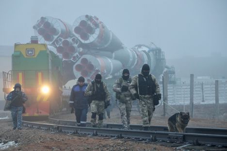 Vartijat valvoivat raketin kuljetusta Venäjän Baikonurin avaruuskeskuksessa Kazakstanissa maaliskuussa 2022.