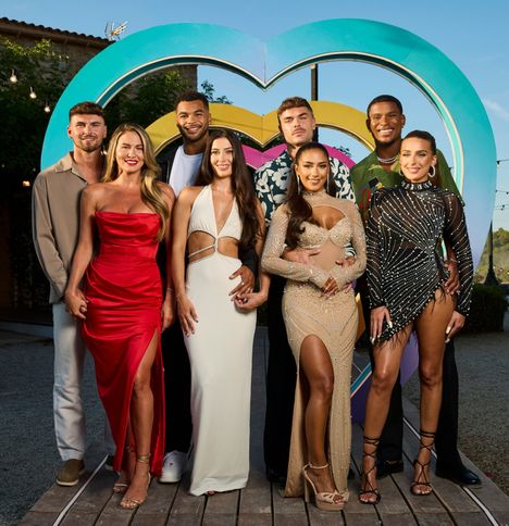 Love Island UK:n kilpailijoita. Harry Cooksley on keskellä oikealla.
