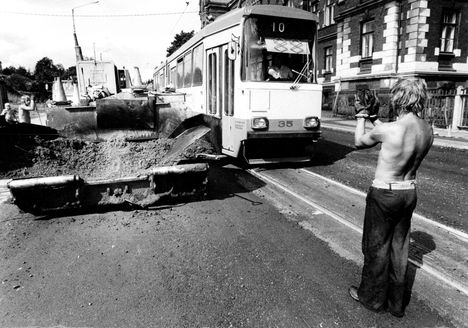 Uutta päällystettä lasketaan Helsingin 2. linjalla. Kadunkunnostajan vuoksi pysähtyy niin raitiovaunut kuin muukin liikenne.