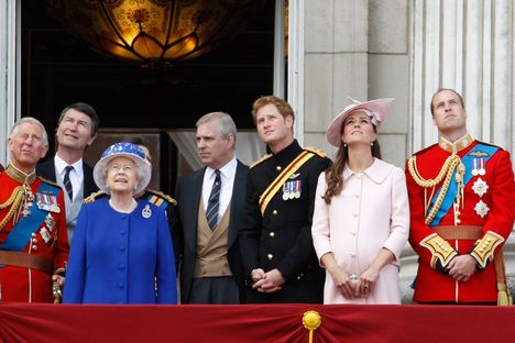 Kuningasperhe parvekkeella vuonna 2013. Andrew ja Harry seisoivat vierekkäin keskellä.