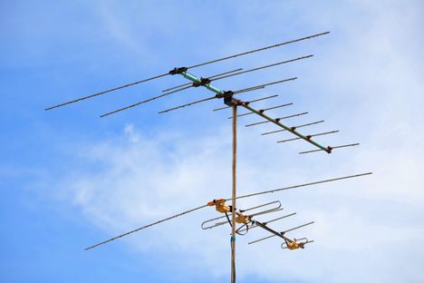 Jos haja-asutusseudulla olevassa talossa televisio on kytketty katolla olevaan antenniin, ukkonen voi aiheuttaa siihen vaurioita.