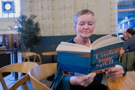 Stella Ehrström Sjögren lukee normaalisti ruotsiksi, mutta matkalle mukaan valikoitunut kirja on englanninkielinen.