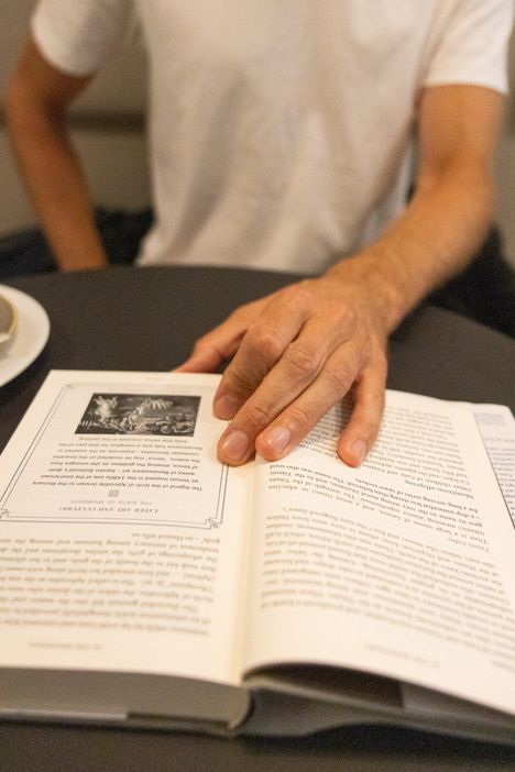 Juha Nikkarin elämässä on tapahtunut viime aikoina merkittäviä muutoksia, ja kirjallisuudella on niihin osansa. Hän ei halunnut esiintyä jutussa kasvoillaan.