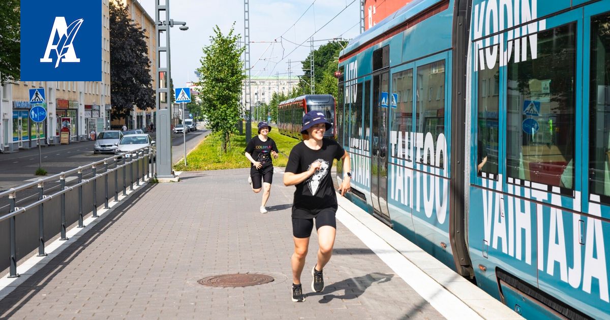 ”Se oli lähellä, liian lähellä!” – Moro juoksi ratikan perässä, miten kävi