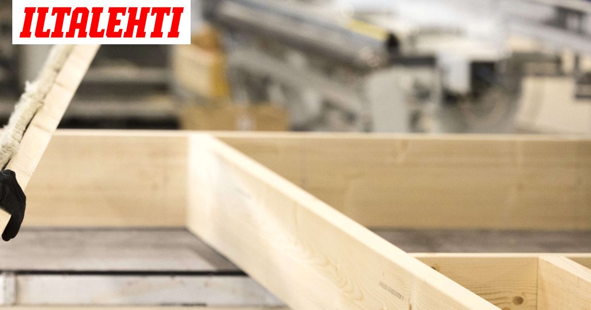 Elementti kaatui päälle – Kuorma-auton kuljettaja ambulanssilla sairaalaan