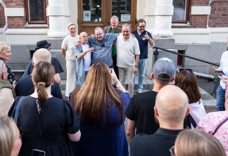 Esa Ojala pääsi illan päätteeksi yhteiskuvaan Timo Kahilaisen ja Olli Keskisen kainalossa. ”Tämä on aivan ylivoimaisesti hienoin kokemus tänä kesänä.”