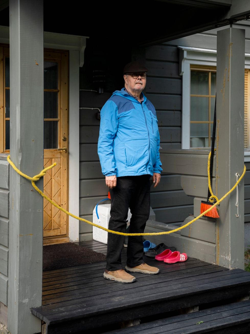 ”Ei niitä piruja pidätä mikään”, Markku Myllylä sanoo. Hän on virittänyt kuistilleen narun.