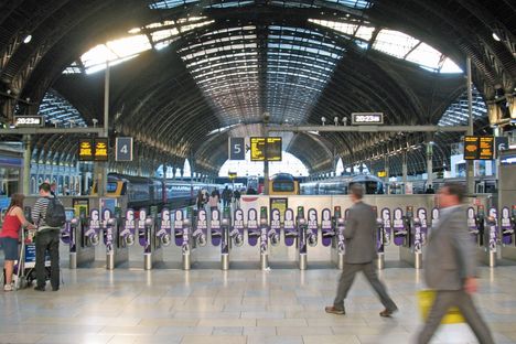 Lontoossa on yli 330 rautatieasemaa, ja isoja terminaaleja pitkälle toistakymmentä. Kuva on Paddingtonin rautatieasemalta vuodelta 2009.