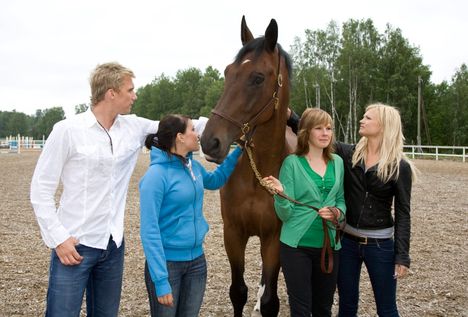 Tallitähdet-ohjelmassa nähtiin muun muassa Kalle Kuvaja (vas.) ja Viivi Avellán (oik.).