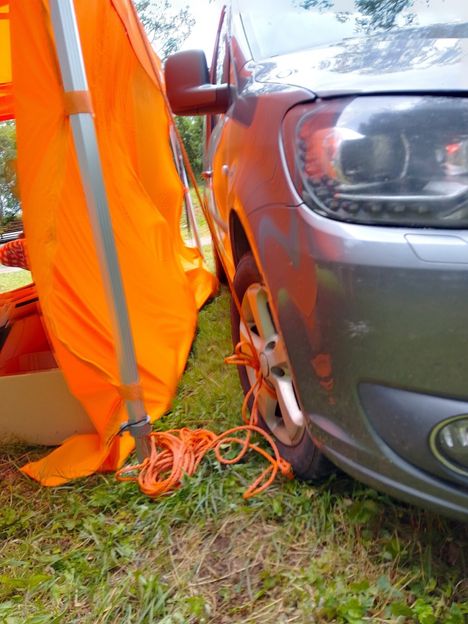Säkylän Katismaassa oli Pyhäjärven suojeluyhdistyksen 50-vuotis-tapahtuma. Yhdistyksen puheenjohtaja tuumasi, ettei myrskyinen tuuli pakettiautoja nostele ja sitoi teltan narun tukevasti kiinni autonsa eturenkaan vanteeseen.