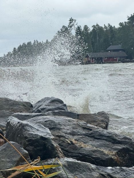 Aallokko nosti pärskeitä rantakiviin osuessaan Luvian saaristossa kello 14.30 aikaan launtaina.