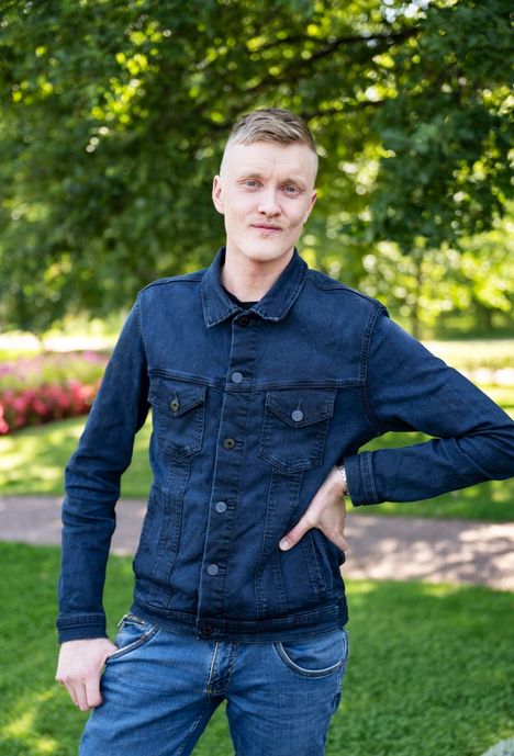 Antti harrastaa kesäteatterissa näyttelemistä.