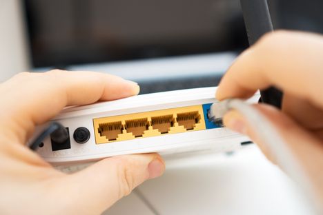 Internet-portti merkitään lähiverkkoporteista poikkeavalla tavalla. Tässä reitittimessä oikealla oleva sininen portti on sisään tulevalle internetille ja keltaiset portit kotiin jaettavalle internetille.