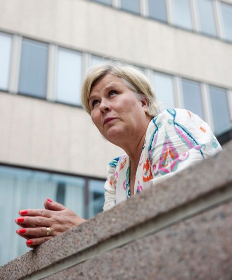 Leena Huovinen elokuussa 2024 Helsingissä yliopistokampuksella Porthanian edessä.