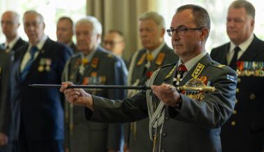 Uudet suomalais­upseerit saivat oman miekan 40 vuoden tauon jälkeen | Kotimaa