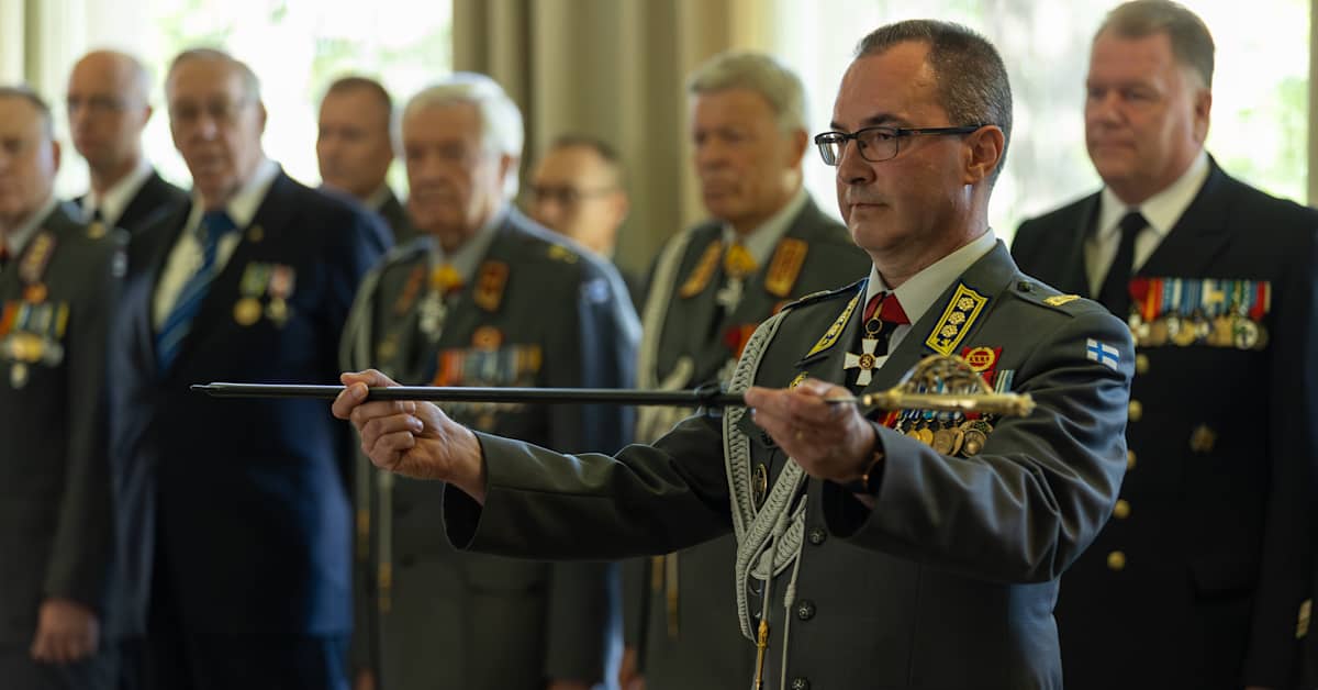 Uudet suomalais­upseerit saivat oman miekan 40 vuoden tauon jälkeen | Kotimaa