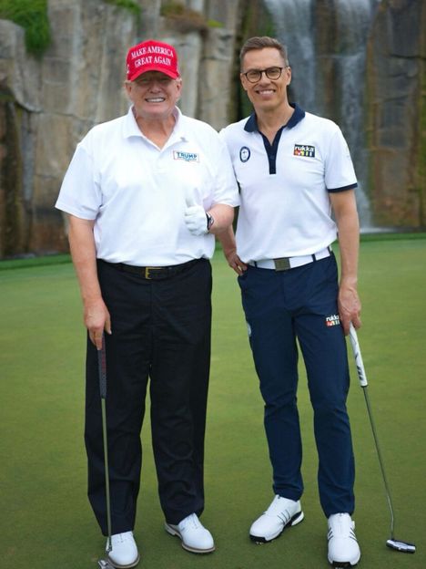 Tasavallan presidentti Alexander Stubb tapasi Yhdysvaltain presidentti Donald Trumpin Mar-a-Lagossa, Floridassa, lauantaina 29. maaliskuuta 2025. Vierailu oli luonteeltaan epävirallinen. Presidentit pelasivat kierroksen golfia.