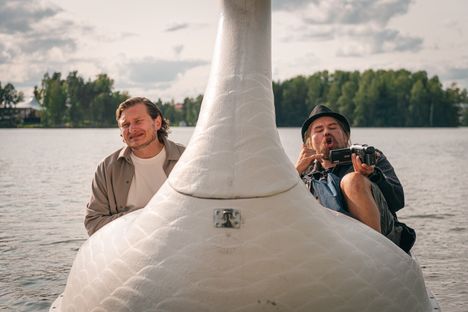 Sarjassa esitellään myös Valkeakosken Apianlahti. Hekaa näyttelee Joel Hirvonen (oik.).