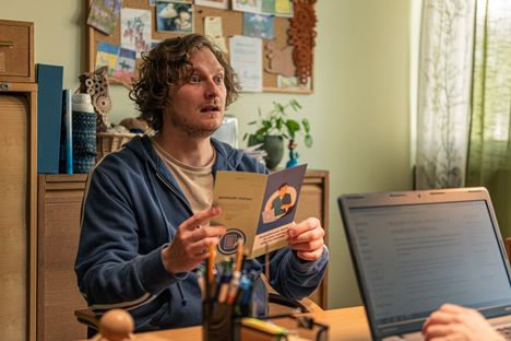 Elias Keräsen esittämä Teemu on monessa tilanteessa kuin pöllähtänyt pikkupoika.