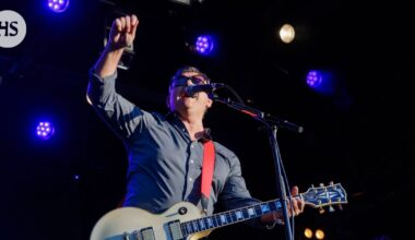 Konserttiarvio: Työväenluokkaisen Manic Street Preachersin laulaja ylisti Suomen valtiota kuin parasta kapakkakaveriaan