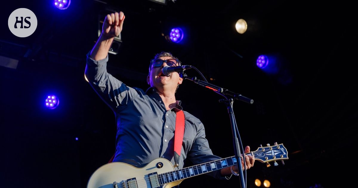 Konserttiarvio: Työväenluokkaisen Manic Street Preachersin laulaja ylisti Suomen valtiota kuin parasta kapakkakaveriaan