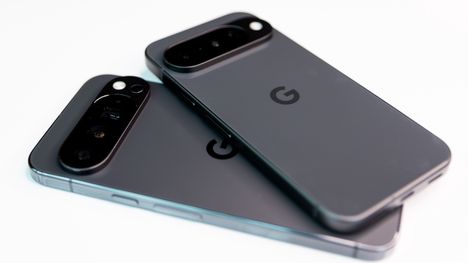 Kuvassa uudet Pixel 10- ja Pixel 10 Pro XL -puhelimet. Päällä pienempi Pixel 10 ja alla selvästi suurempi ja kalliimpi Pixel 10 Pro XL.
