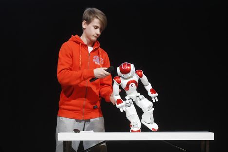 Yhdeksäsluokkalainen Okko Tiilikainen Helsingin Aurinkolahden peruskoulusta esitteli Tuisku-robottia Educa-messuilla.