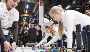 Virtuaalitodellisuus ja robotit hivuttautuvat kouluihin, mutta digitalisaatiota ei pidetä itseisarvona – ”Ei ole teknologiaa, joka voisi korvata opettajan”