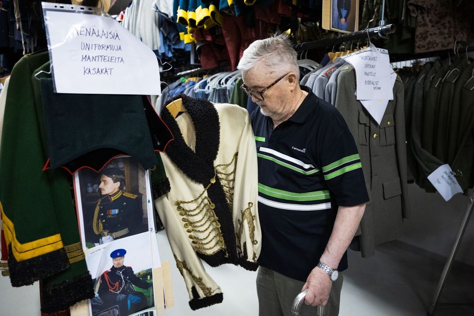 Raimo Mikkola esittelee Hovimäki-sarjasta tuttua 1800-luvun alun sotilaan vaatetta. Hovimäki on vuosina 1999–2003 esitetty historiallinen draamasarja, joka seuraa kahden suomalaissuvun elämää yli sadan vuoden ajanjaksolla. Tuottajana toiminut Raimo Mikkola kertoo, että kaikki Hovimäen vaatteet teetettiin Pietarissa. ”Kävin puvustajan kanssa Pietarissa monta kertaa. Pukujen teettäminen olisi maksanut Suomessa järjettömästi. Pietarissa ne tehtiin aivan naurettavan halvalla hinnalla, kaikki arvomerkit, kunniamerkit, poletit.” Pietarista Mikkola haki asuja 400 sotilaalle myös silloin, kun hän teki Pekka Parikan Talvisota-elokuvaa vuonna 1989.