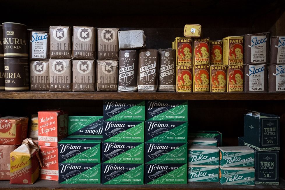 Vanhoja kahvi- ja teepaketteja.