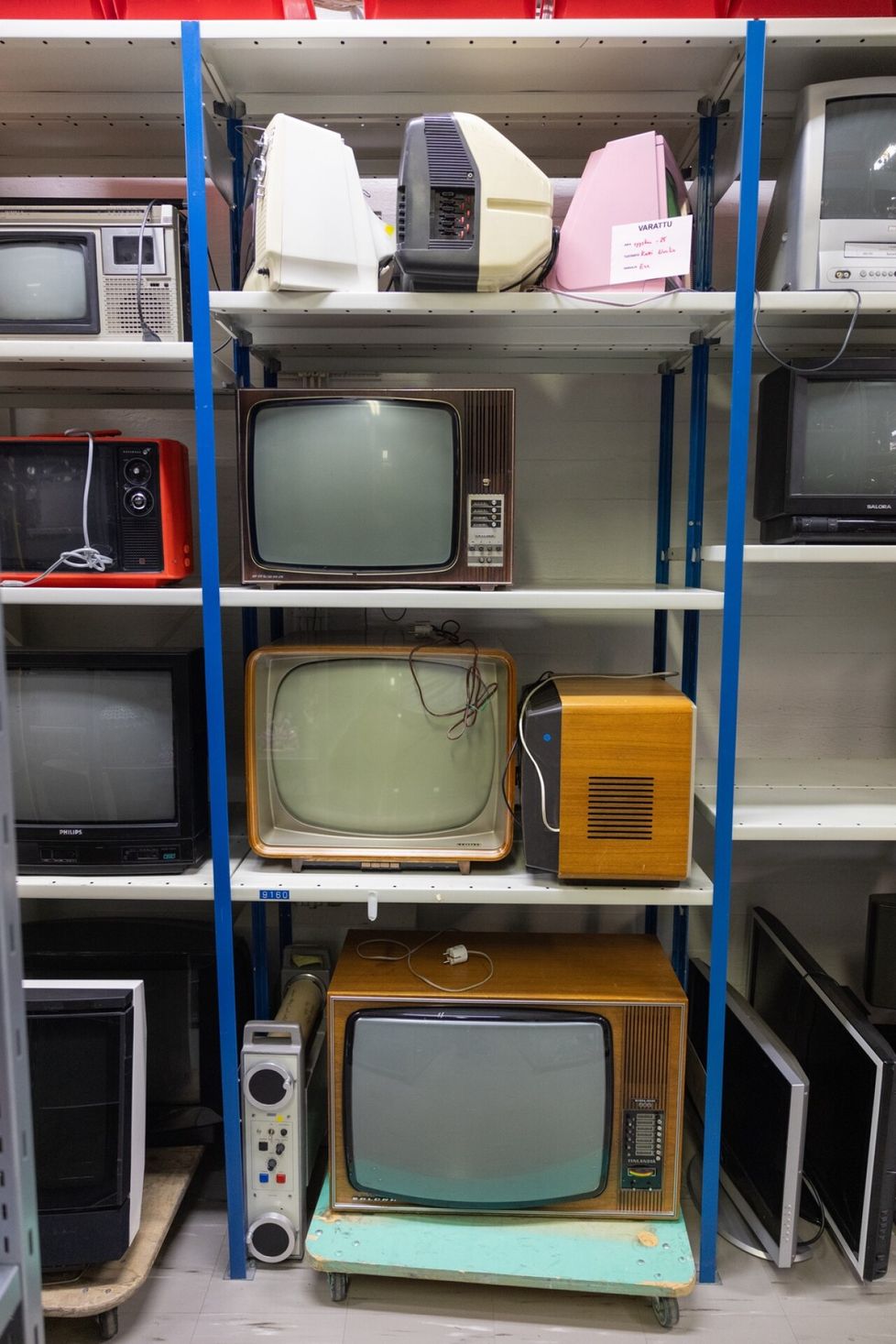 Vanhoja televisioita Pasilan varastolla.