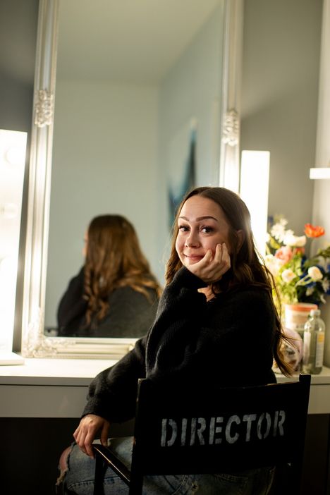 Jasmiina Soidinaho hankki ”director”-tuolin kuvauskeikkojaan varten, mutta se onkin päätynyt meikkipöydän ääreen. ”Olen tällainen oman elämäni ohjaaja”, Soidinaho sanoo.