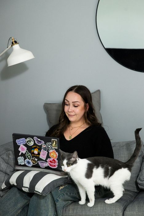 Soidinahon näppäimistö sauhuaa aina vapaa-ajalla ja joskus yliopistokurssien luentojenkin aikana. Soidinahon kurssikaverit ovat toisinaan ihmetelleet, tekeekö hän todella niin paljon muistiinpanoja. Todellisuudessa Soidinaho ei vain malta olla kirjoittamatta tarinaansa.