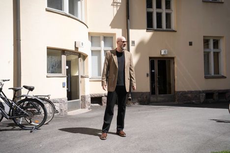 Juha Vuorinen käväisi talossa, jossa hän asui lapsena. Se sijaitsee Taka-Töölössä Töölönkadun ja Eino Leinon kadun kulmassa.