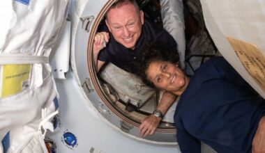 Kaksi astronauttia on jumissa avaruudessa ja suomalainen Nasa-johtaja kertoo, miten he selviävät