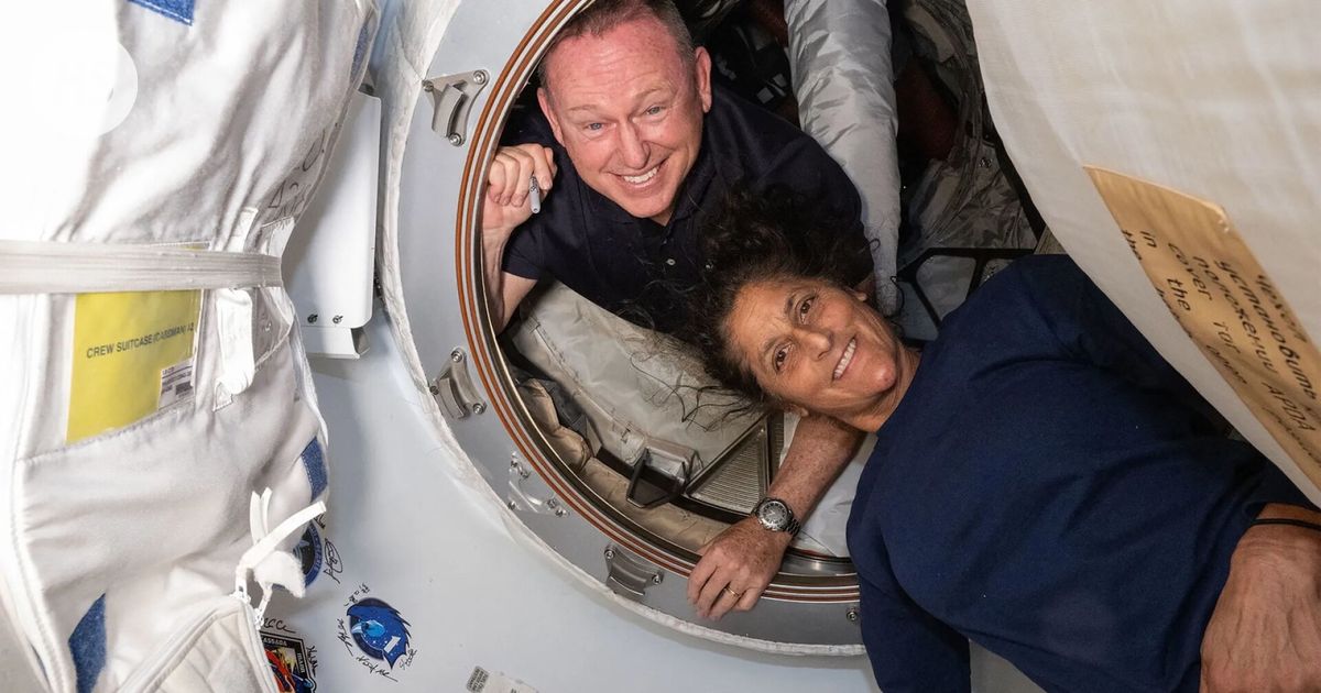 Kaksi astronauttia on jumissa avaruudessa ja suomalainen Nasa-johtaja kertoo, miten he selviävät