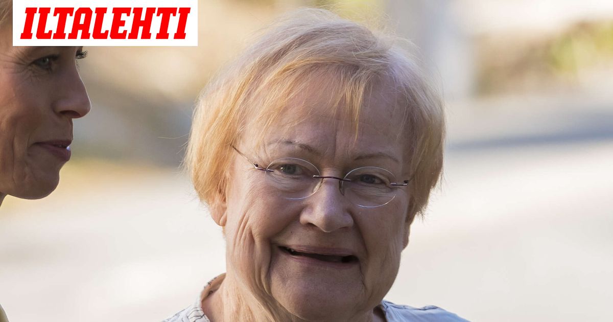 Tarja Halonen nosti sauvansa ilmaan