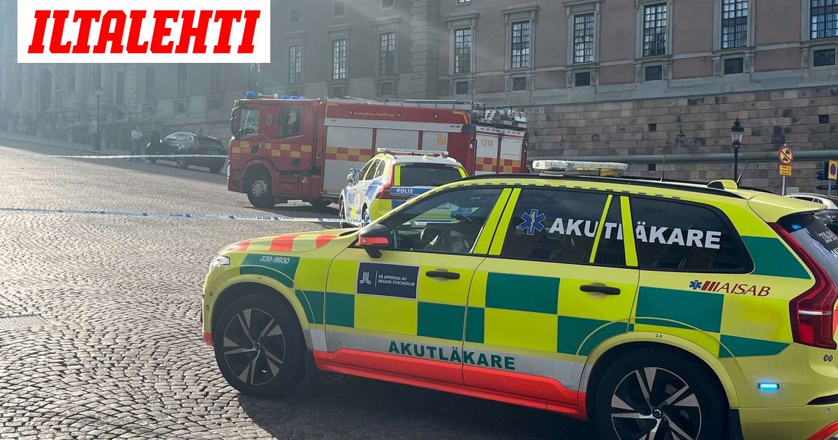 Useita ihmisiä jäänyt auton alle Tukholmassa