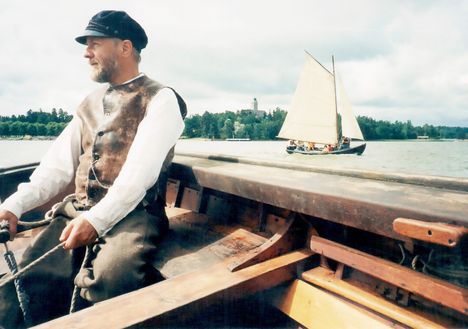 Harro Koskisen osallistui vuonna 1998 Naantalin saaristolaisvenepurjehdukseen ensimmäisellä talonpoikaisveneellään, seitsenmetrisellä Hildalla. ”Se oli paitsi hyvin purjehtiva myös erinomainen lastin kuljettamiseen – tuhat kiloa saattoi paattiin lastata aivan huolettomasti”, Koskinen kertoo. Kilpailun järjestäjän toiveesta hänkin oli pukeutunut asuun, jollaista talonpoikaisveneilijä saattoi käyttää ennen.