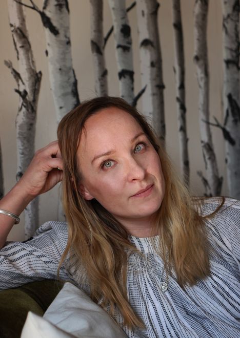 Tiina Raudaskoski asuu Ranskassa. Hänen aiempi kirjansa, Kuudennen kerroksen nainen, kertoi omiin kokemuksiin perustuen lapsikaappauksesta.