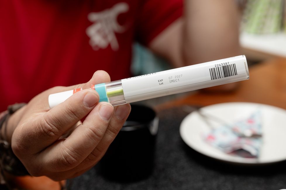 Tässä injektiokynässä on noin 1 200 euron edestä biologista lääkettä, jota Mikael Nieminen ottaa kerran kuussa MS-tautiinsa. Pistosten lisäksi hän käy verikokeissa kolmen kuukauden välein. Lääke voi vaikuttaa maksa-arvoihin.