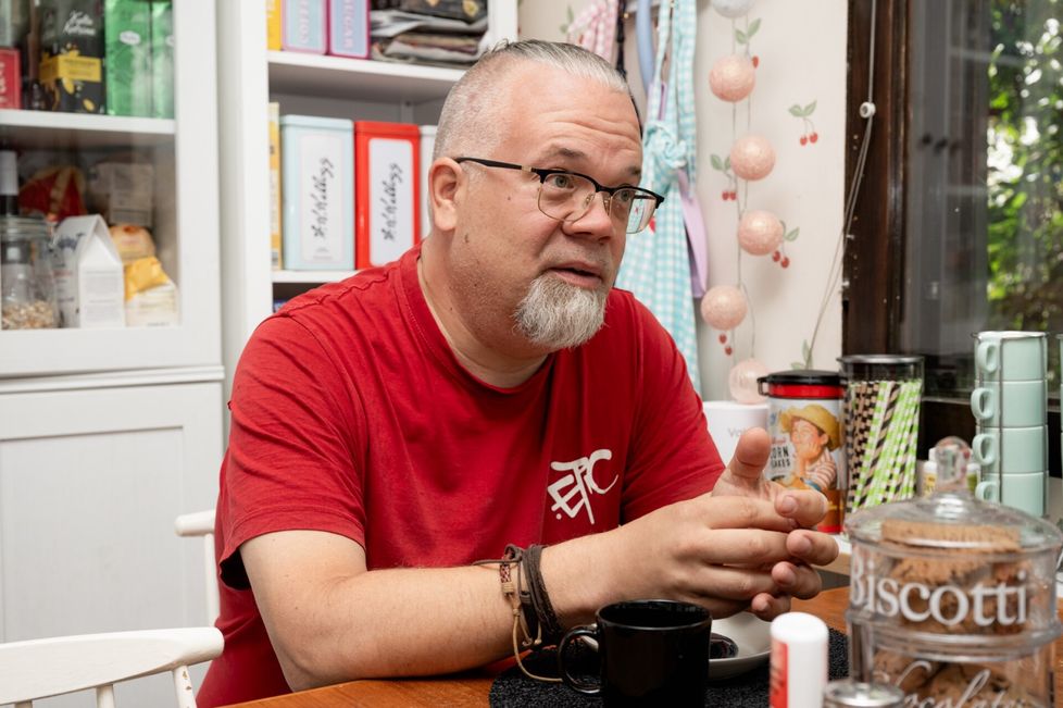 Mikael Nieminen huomasi oikean silmän näön heikenneen äkillisesti paloitellessaan lihaa marraskuussa 2024. ”Mietin, miksi puukko ei osu siihen mihin olisin halunnut.”