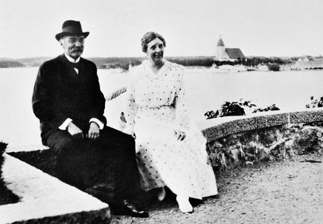 Tasavallan presidentti K. J. Ståhlberg ja vaimo Ester häämatkalta Kultarantaan palanneina 1920.