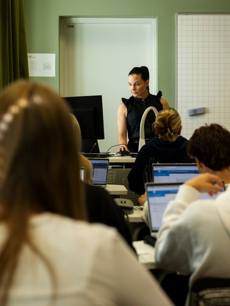 Luostarivuoren Lyseon lukion ykkösluokkalaisten äidinkielen ja kirjallisuuden tunnilla puhuttiin tekstin tavoitteista ja kohderyhmistä. Marika Kumlander on tehnyt esimerkiksi diaesityksen kuvituksen tekoälyn avulla.