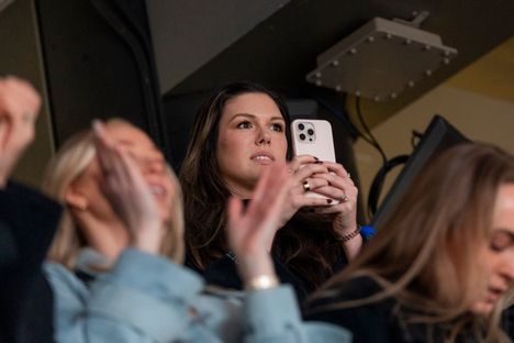 Laineen vaimo Jordan seurasi Suomen peliä neljän maan NHL-turnauksessa Montrealissa.