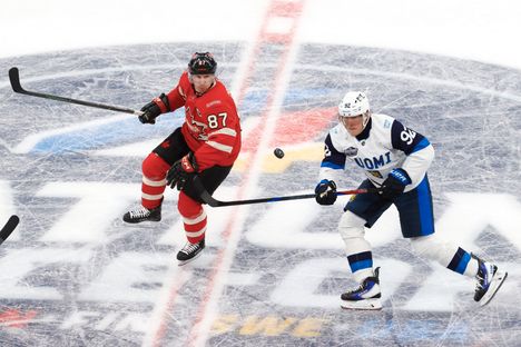 Kanadan kapteeni Sidney Crosby kamppaili Laineen kanssa irtokiekosta.